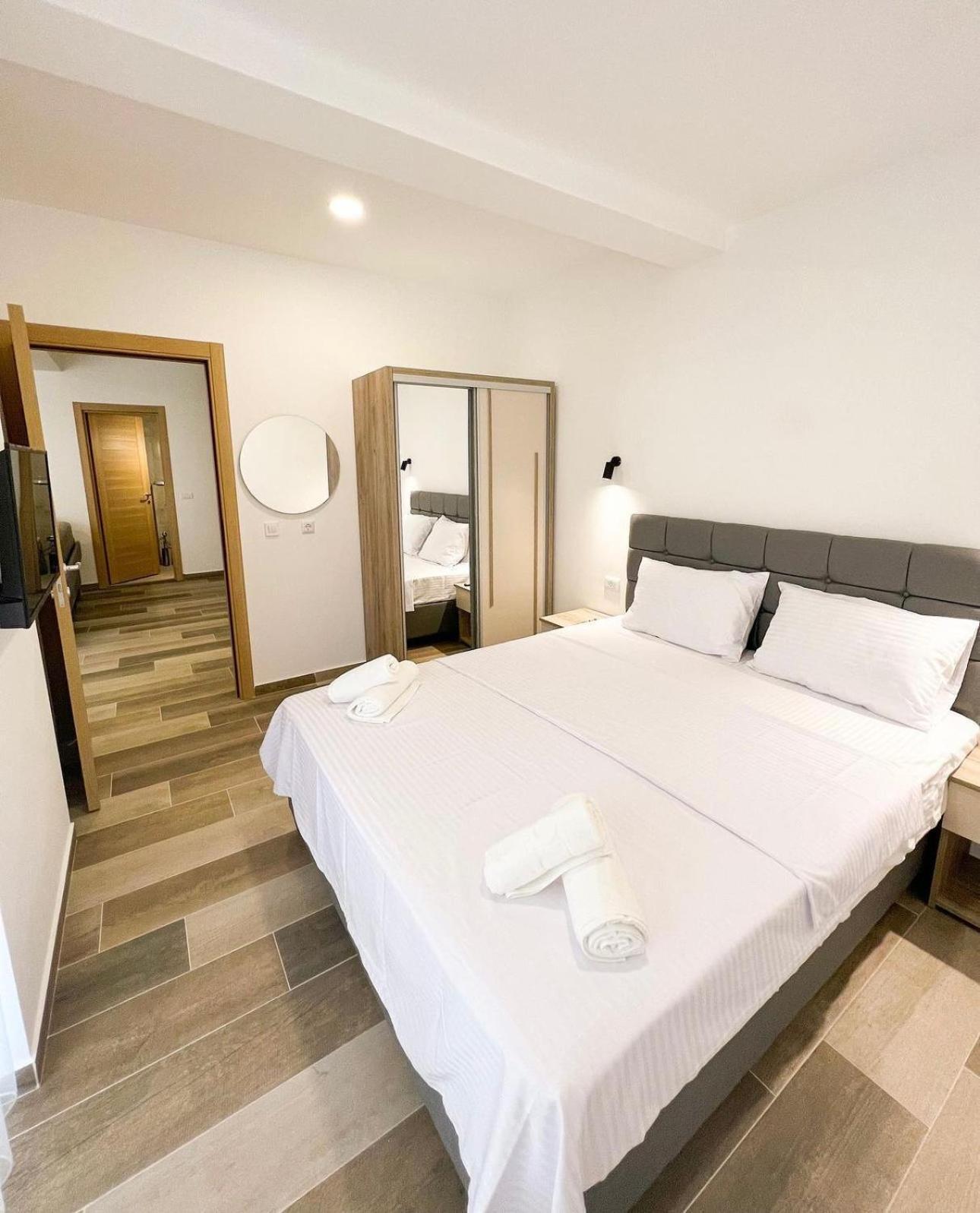 Square Residence Ulcinj Buitenkant foto